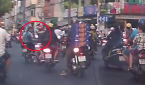 Nữ quái ra tay giật điện thoại. doi-nam-nu-cuop-dien-thoai-o-sai-gon-bi-bat-nho-camera-hanh-trinh-2