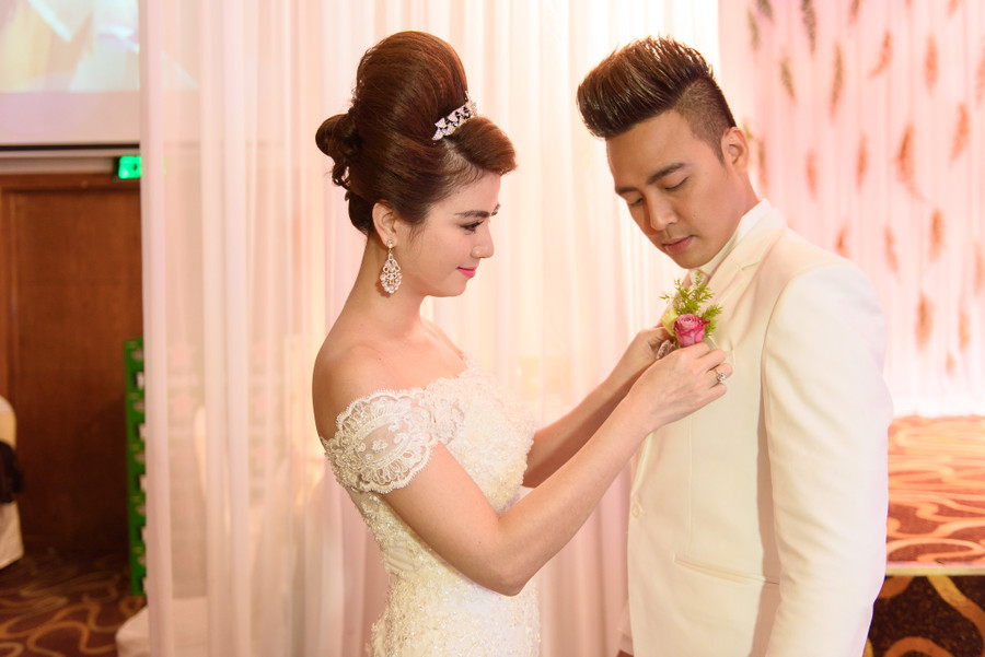 Kha Ly dịu dàng cài lại hoa cưới cho chú rể. Cặp đôi bén duyên sau khi cùng tham gia chương trình Bước chân hai thế hệ do ca sĩ Dương Đình Trí tổ chức. Kha Ly dịu dàng cài lại hoa cưới cho chú rể. Cặp đôi bén duyên sau khi cùng tham gia chương trình Bước chân hai thế hệ do ca sĩ Dương Đình Trí tổ chức.