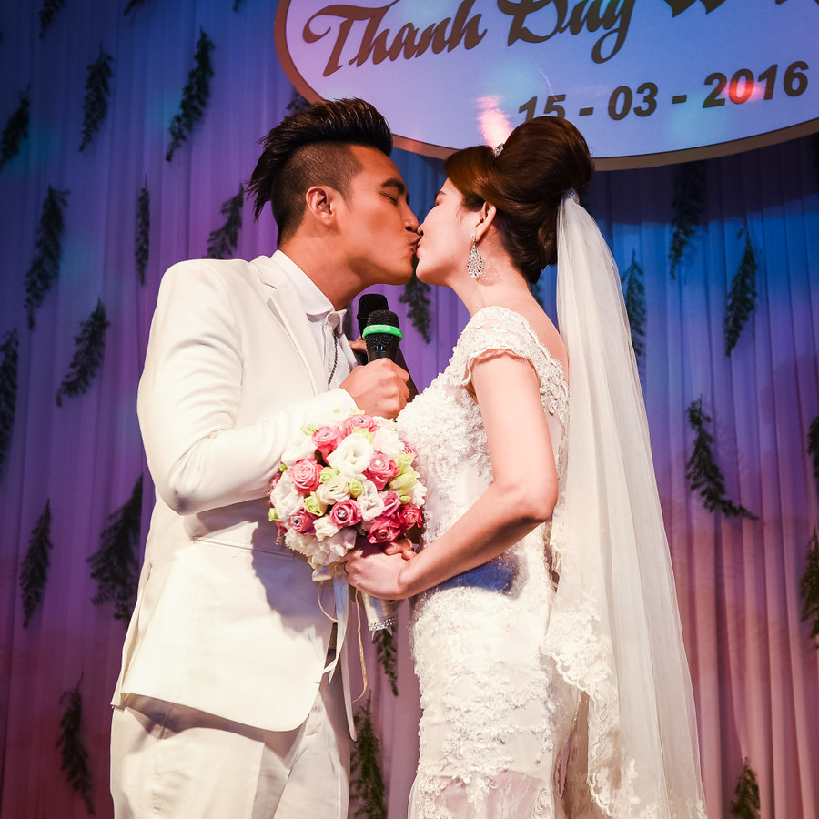 Trước khi bắt đầu những nghi thức của lễ cưới, Thanh Duy dành cho vợ nụ hôn ngọt ngào. Trước khi bắt đầu những nghi thức của lễ cưới, Thanh Duy dành cho vợ nụ hôn ngọt ngào.