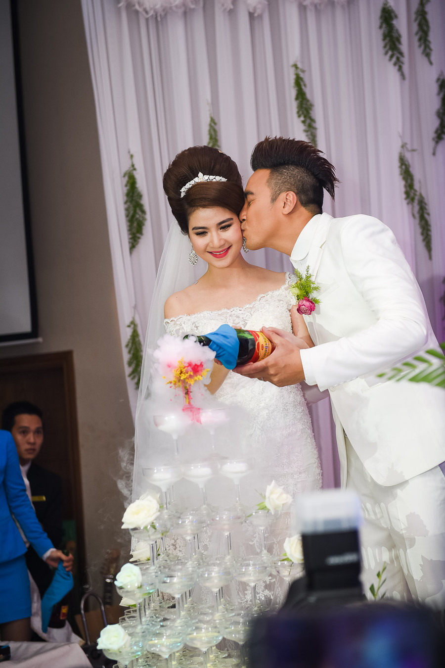 Sau đó là màn rót rượu mừng. Cô dâu, chú rể không giấu được niềm hạnh phúc trên gương mặt. Sau đó là màn rót rượu mừng. Cô dâu, chú rể không giấu được niềm hạnh phúc trên gương mặt.