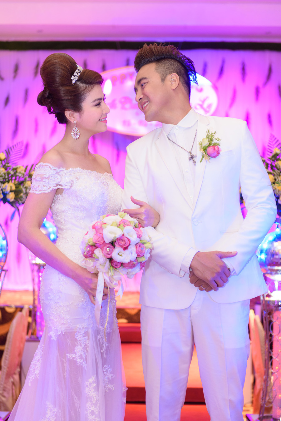 Ngày mới yêu, cô được mọi người cảnh báo cẩn thận vì chú rể khá đào hoa. Kha Ly hơi lo nhưng lại có niềm tin mãnh liệt vào điều trái tim mách bảo. Từ ngày yêu nhau, Thanh Duy đã từ bỏ những cuộc vui vô bổ, chăm chỉ đóng phim, đóng kịch và yêu thương Kha Ly hết mực. Ngày mới yêu, cô được mọi người cảnh báo cẩn thận vì chú rể khá đào hoa. Kha Ly hơi lo nhưng lại có niềm tin mãnh liệt vào điều trái tim mách bảo. Từ ngày yêu nhau, Thanh Duy đã từ bỏ những cuộc vui vô bổ, chăm chỉ đóng phim, đóng kịch và yêu thương Kha Ly hết mực.