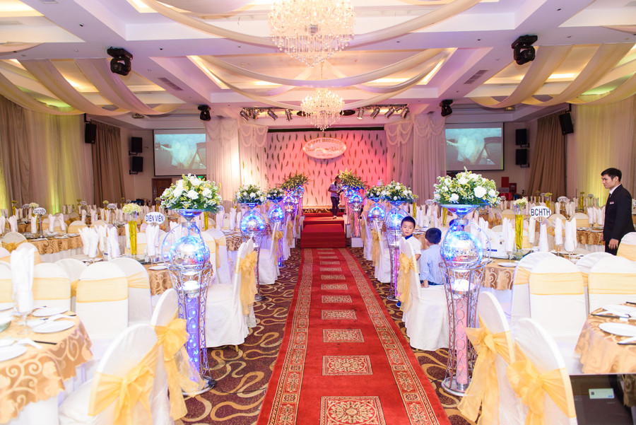 Không gian tiệc cưới ấm cúng của Kha Ly và Thanh Duy. Vốn sống giản dị nên Kha Ly trang trí ngày trọng đại của mình không quá cầu kỳ. Số lượng khách mời cũng chỉ gồm những người thân thiết với vợ chồng cô. Không gian tiệc cưới ấm cúng của Kha Ly và Thanh Duy. Vốn sống giản dị nên Kha Ly trang trí ngày trọng đại của mình không quá cầu kỳ. Số lượng khách mời cũng chỉ gồm những người thân thiết với vợ chồng cô.