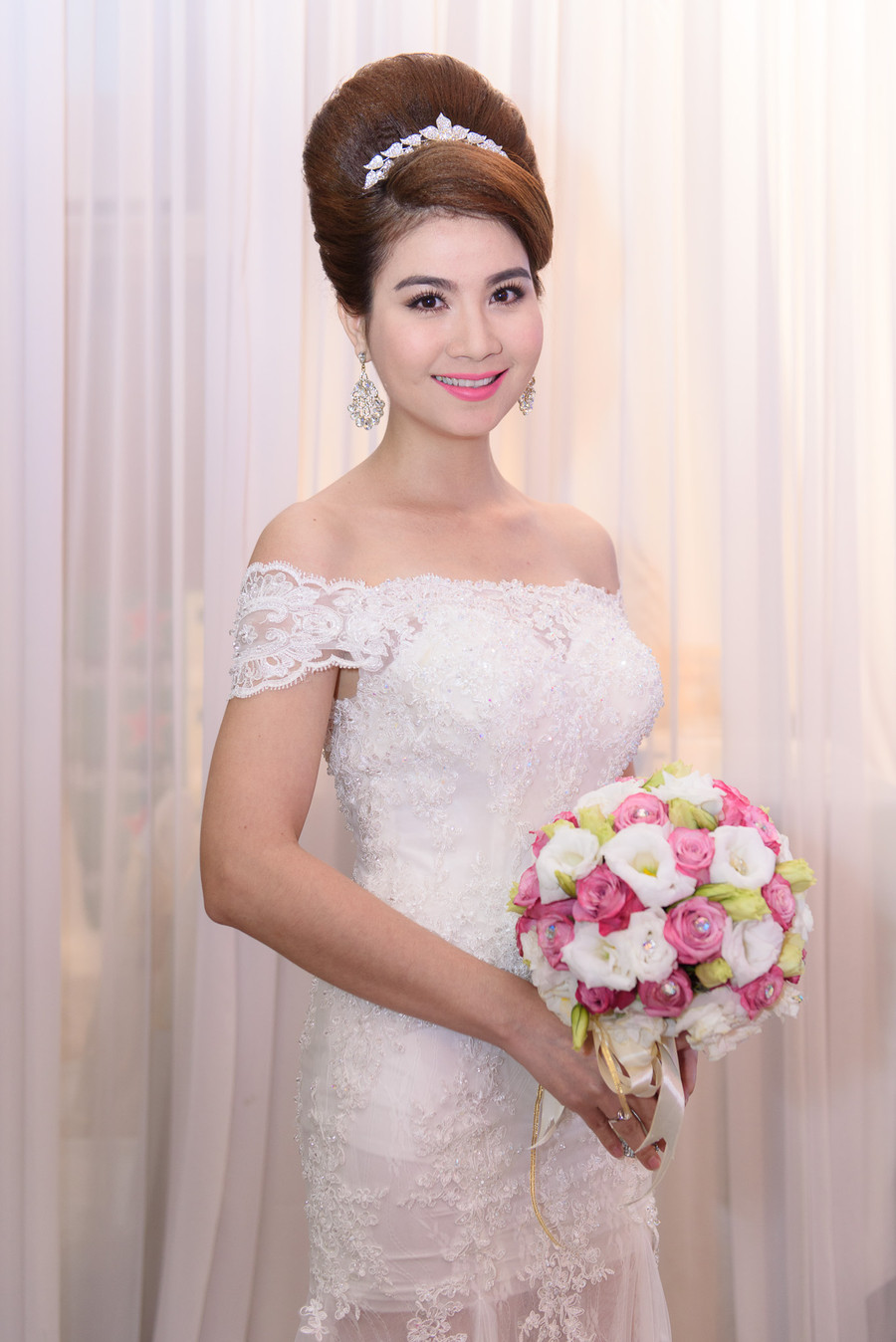 Nữ diễn viên rạng ngời trong chiếc đầm ren trễ vai, kiểu tóc sang trọng. Gần đây, Kha Ly bị dị ứng, da mặt nổi mụn nên nữ diễn viên phải tạm ngưng việc đóng phim. Nữ diễn viên rạng ngời trong chiếc đầm ren trễ vai, kiểu tóc sang trọng. Gần đây, Kha Ly bị dị ứng, da mặt nổi mụn nên nữ diễn viên phải tạm ngưng việc đóng phim.