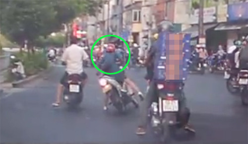 Nạn nhân loạng choáng suýt ngã, trong khi đôi nam nữ gây án đã phóng xe bỏ chạy. doi-nam-nu-cuop-dien-thoai-o-sai-gon-bi-bat-nho-camera-hanh-trinh-3