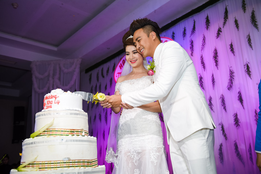 Cặp đôi thực hiện nghi thức cắt bánh. Cặp đôi thực hiện nghi thức cắt bánh.