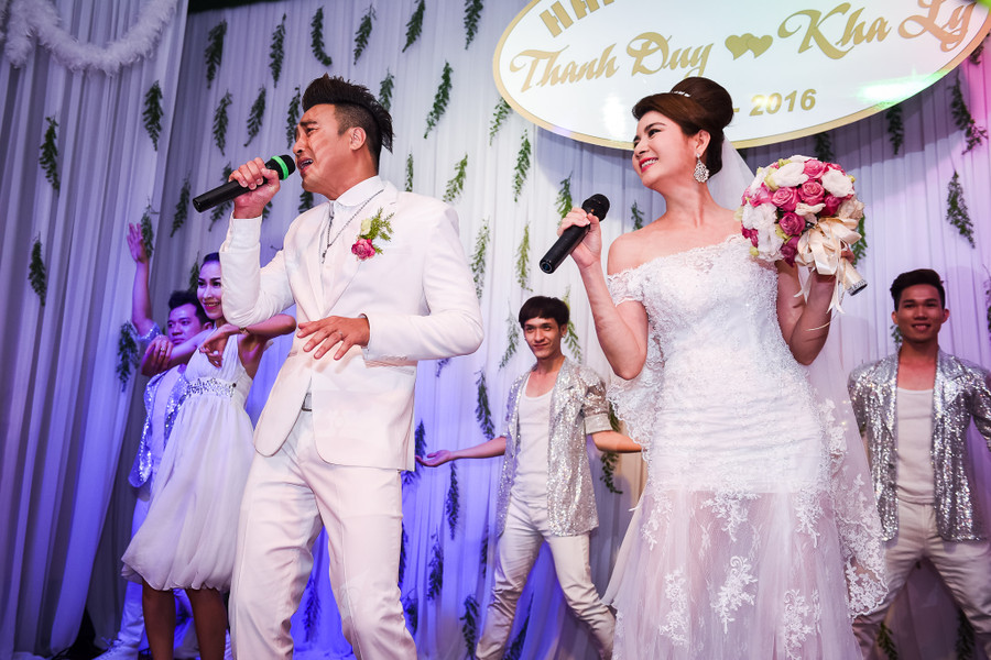 Trong tiệc cưới, vợ chồng Kha Ly khoe giọng hát qua 2 ca khúc Tonight I Celebrate My love for you và Túp lều lý tưởng. Trong tiệc cưới, vợ chồng Kha Ly khoe giọng hát qua 2 ca khúc Tonight I Celebrate My love for you và Túp lều lý tưởng.