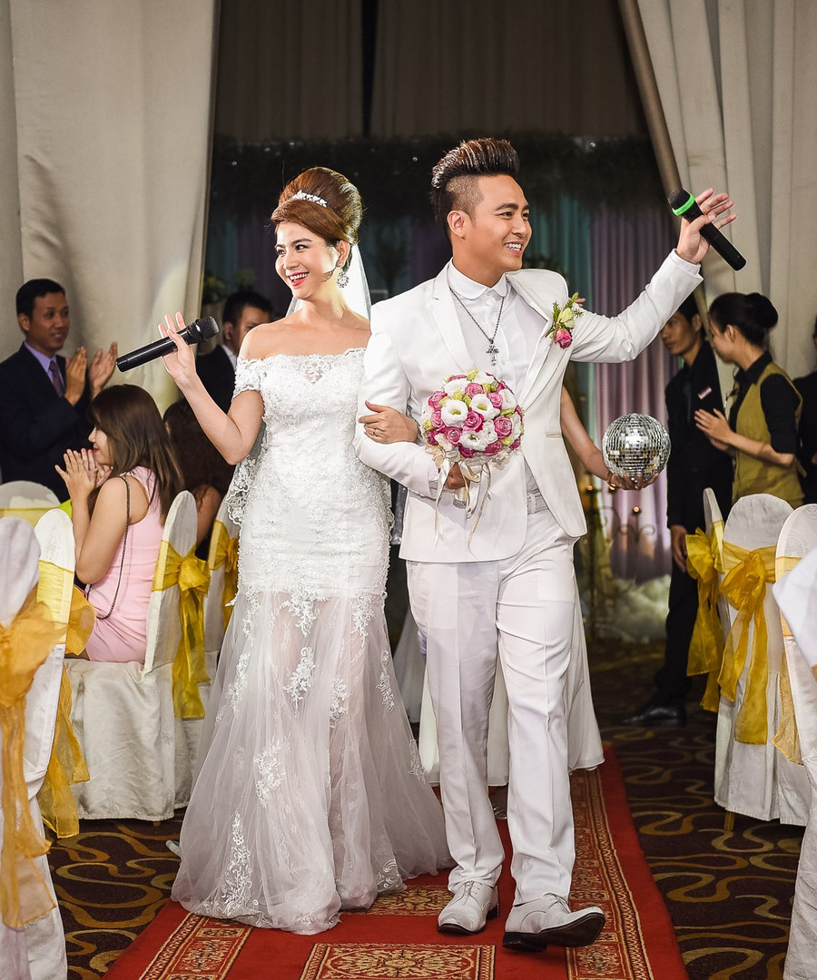 Cặp đôi khoác tay tình cảm, tiến lên sân khấu trong sự cổ vũ nhiệt tình của bạn bè và người thân. Cặp đôi khoác tay tình cảm, tiến lên sân khấu trong sự cổ vũ nhiệt tình của bạn bè và người thân.