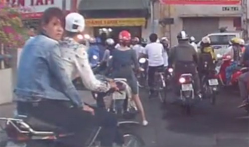 Cận cảnh nữ quái ra tay cướp giật. doi-nam-nu-cuop-dien-thoai-o-sai-gon-bi-bat-nho-camera-hanh-trinh-1