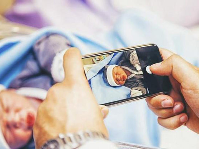 5 kieu anh cua be me dang len facebook de hai con - 1