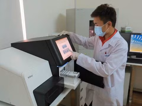 Người đàn bà mang con riêng của chồng đi xét nghiệp ADN để... 