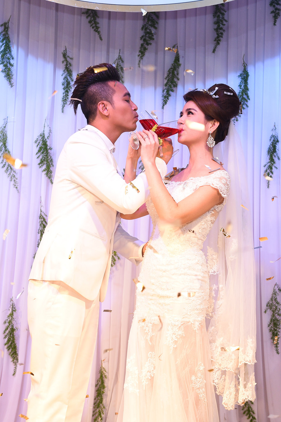 Cả hai uống cạn ly rượu giao bôi. Kha Ly và Thanh Duy được đánh giá là một trong những cặp diễn viên đẹp đôi của màn ảnh nhỏ. Cả hai uống cạn ly rượu giao bôi. Kha Ly và Thanh Duy được đánh giá là một trong những cặp diễn viên đẹp đôi của màn ảnh nhỏ.