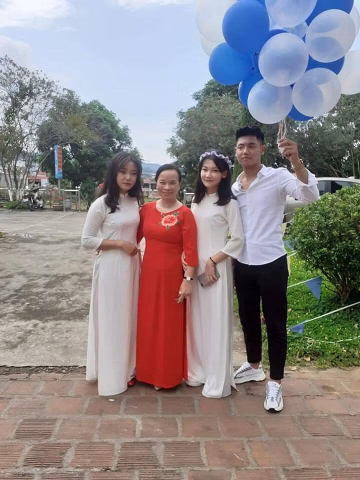 Cô Nguyễn Thị Hồng (áo dài đỏ) cùng học sinh