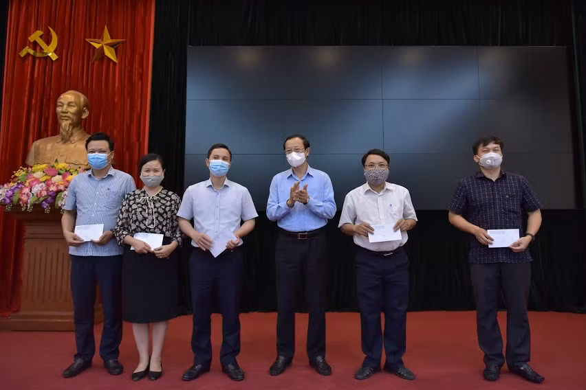 Thứ trưởng Phạm Ngọc Thưởng trao quà động viên các đoàn công tác. Ảnh: Thế Đại