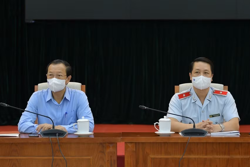 Thứ trưởng Phạm Ngọc Thưởng (trái) và Chánh Thanh tra Bộ trao đổi với các đoàn thanh tra. Ảnh: Thế Đại