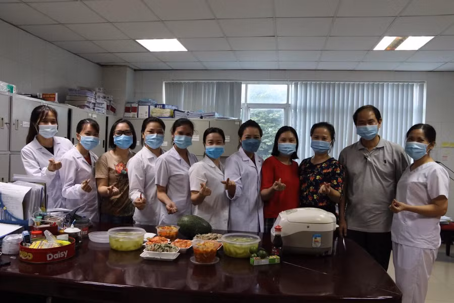 Các y, bác sĩ CDC Lào Cai bày tỏ niềm vui bên suất cơm do các thầy cô giáo trao tặng.