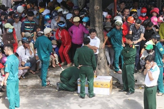 Xúm vào xem gỡ bom mìn và “bệnh tâm lý đám đông”