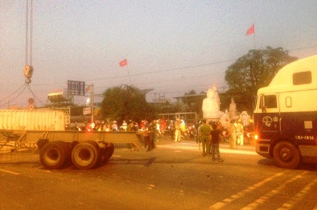 Hiện trường thùng container bị rơi giữa XLHN chiều tối 27/2