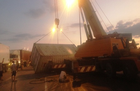 Hiện trường thùng container bị rơi giữa XLHN chiều tối 27/2