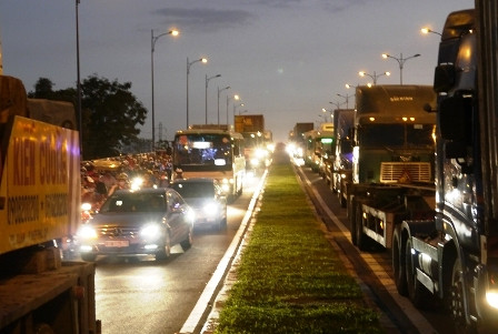 Sự cố đã gây ùn tắc giao thông trên cầu huyết mạch ở cửa ngõ phía đông bắc TPHCM vào giờ cao điểm.