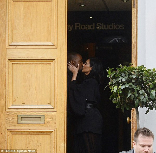 Kim “siêu vòng 3” bị chế nhạo khi mặc váy bó sát ảnh 7