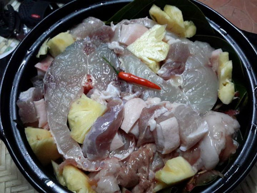 Nồi cá sau khi đã sắp xếp và tẩm ướp nguyên liệu, chuẩn bị kho. Ảnh: Lê Hồng Thu. ca-kho1-1250-1424945466.jpg