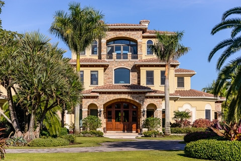 Ngôi biệt thự có 5 phòng ngủ, 5 phòng tắm, 3 phòng xông hơi.