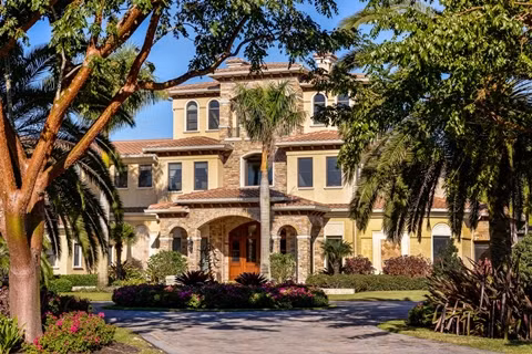 Sau đó, họ sửa sang lại toàn bộ ngôi biệt thự khổng lồ 12.000 mét vuông theo sở thích của mình.