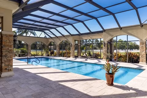 Một hồ bơi lớn trong nhà được thiết kế tinh tế.