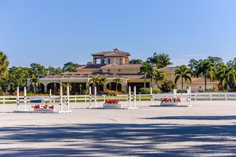 Ngoài ra còn một khách sạn cho khách, một nhà kho, và nhiều không gian cưỡi ngựa.