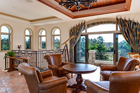 Không gian nội thất sang trọng, đặc biệt có 1 hầm chứa rượu với 1000 chai rượu quý.