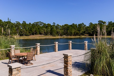 Không gian thư giãn, khung cảnh tuyệt đẹp bên hồ.