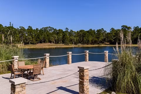 Không gian thư giãn, khung cảnh tuyệt đẹp bên hồ.