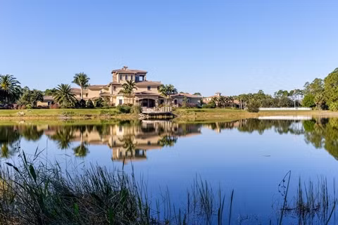 Dinh thự có tầm nhìn rất đẹp hướng ra hồ.