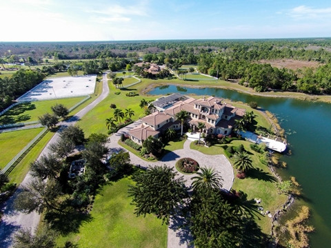 Khu dinh thự được thiết kế hợp lý, kiến trúc tuyệt đẹp với tòa lâu đài nằm ở giữa trung tâm, một hồ 4 rộng hecta, nhiều bãi thả ngựa và đường đua ngựa .