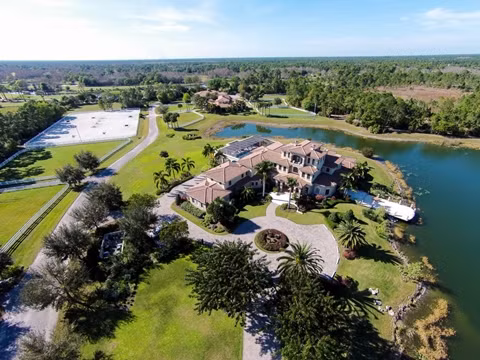 Khu dinh thự được thiết kế hợp lý, kiến trúc tuyệt đẹp với tòa lâu đài nằm ở giữa trung tâm, một hồ 4 rộng hecta, nhiều bãi thả ngựa và đường đua ngựa .