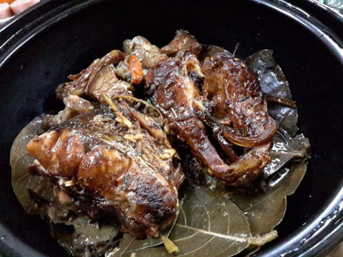 Cá sau khi kho xong có màu vàng sậm đẹp mắt, ăn thơm, đậm đà. Ảnh: Lê Hồng Thu. ca-kho2-6581-1424945466.jpg