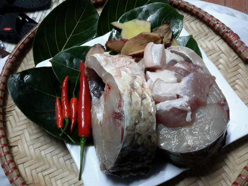 Chuẩn bị nguyên liệu cho nồi cá kho. Ảnh: Lê Hồng Thu. ca-kho-1704-1424945466.jpg