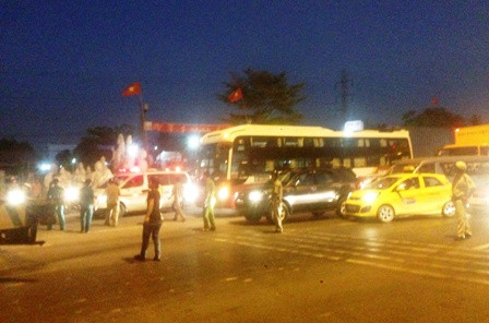 Nhiều lực lượng gồm CSGT, TTGT, công an, BVDP...đã cùng tham gia điều tiết, giải tỏa giao thông.