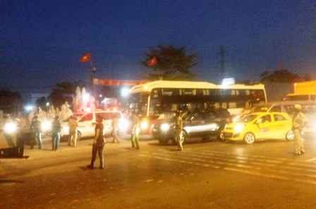 Nhiều lực lượng gồm CSGT, TTGT, công an, BVDP...đã cùng tham gia điều tiết, giải tỏa giao thông.