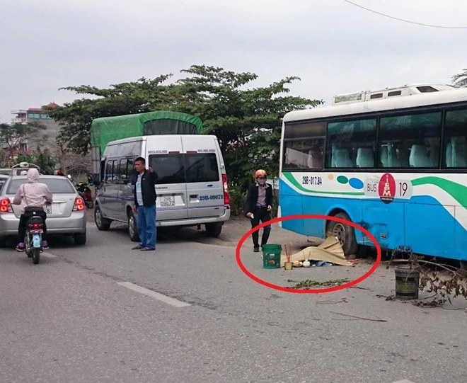 Bị ôtô cán tử vong khi thay lốp cho khách trên đường