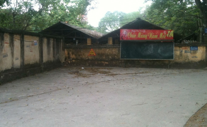 Sự thật clip kiệu “bay” húc vỡ kính ô tô ở phường Xuân Đỉnh - Ảnh 1 Sự thật clip kiệu “bay” húc vỡ kính ô tô ở phường Xuân Đỉnh - Ảnh 1