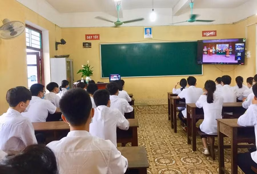 Học sinh theo dõi buổi lễ khai giảng qua màn hình trực tiếp.