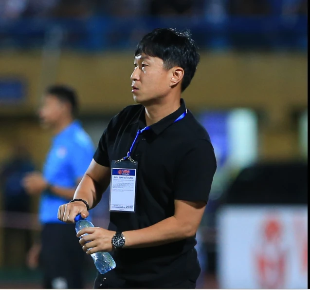 Huấn luyện viên Chun Jae-ho giúp Hà Nội FC tiếp tục chuỗi thành tích 10 năm không thua Hoàng Anh Gia Lai trên sân Hàng Đẫy. 