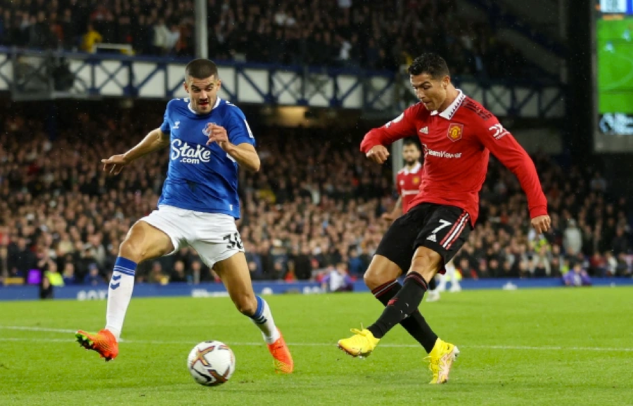 Ronaldo thể hiện sự bình tĩnh để nâng tỷ số lên 2-1 cho Man Utd. Ronaldo thể hiện sự bình tĩnh để nâng tỷ số lên 2-1 cho Man Utd.