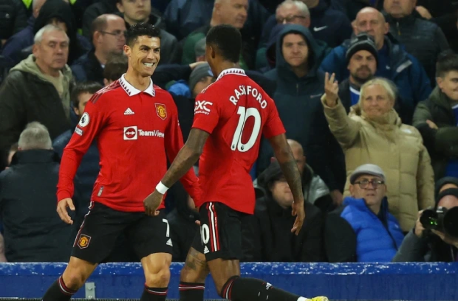 Ronaldo cười mãn nguyện sau khi bàn thắng giúp Man Utd vươn lên dẫn trước 2-1 vào cuối hiệp một tại Goodison Park. Ronaldo cười mãn nguyện sau khi bàn thắng giúp Man Utd vươn lên dẫn trước 2-1 vào cuối hiệp một tại Goodison Park.