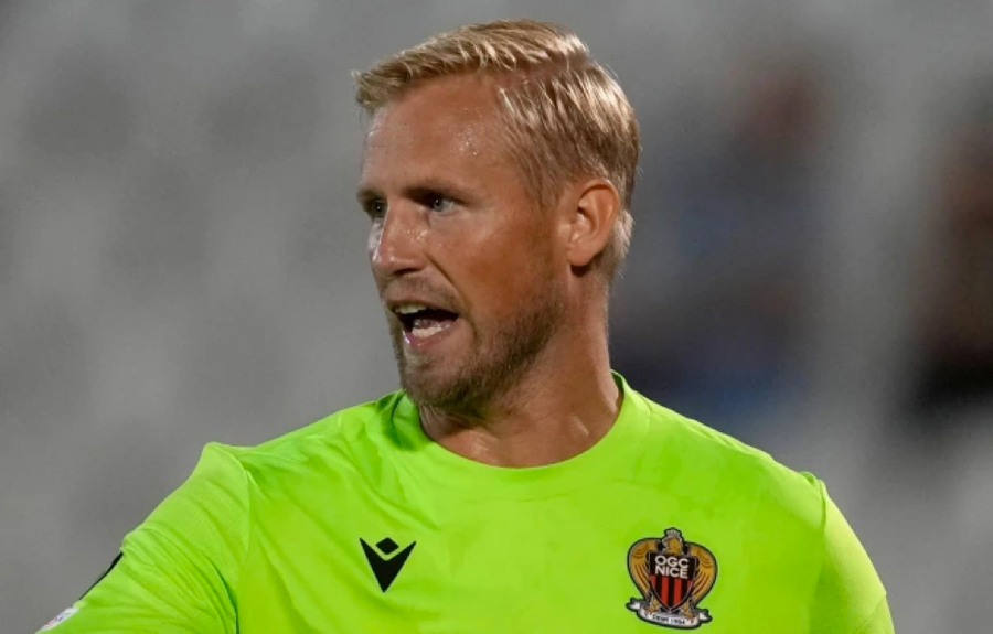 Thủ thành Schmeichel có thể bị Nice bán sau 6 tháng ‘nên duyên’.
