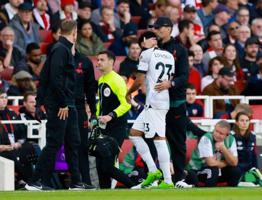 Luis Diaz bị chấn thương trong hiệp một trận Liverpool thua Arsenal 2-3. Luis Diaz bị chấn thương trong hiệp một trận Liverpool thua Arsenal 2-3.