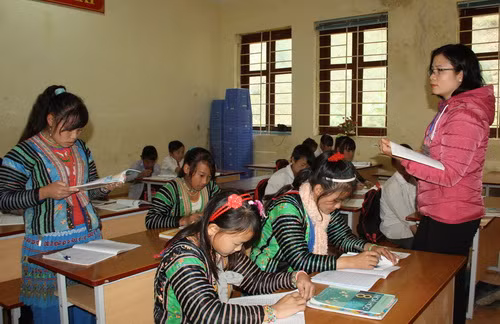 Những ngày thời tiết dưới 10 độ C, trường THCS Nặm Păm - huyện Mường La (Sơn La) vẫn duy trì nền nếp học tập trong các phòng học ấm áp, kín gió. Trong ảnh: Cô giáo Tòng Thị Hậu đang hướng dẫn học sinh lớp 9 ở bán trú tại trường tự học trong buổi 2. Đây là điều kiện quan trọng để nhà trường nâng cao chất lượng dạy học