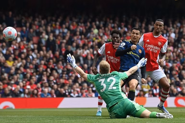 Ronaldo ghi bàn vào lưới Arsenal.