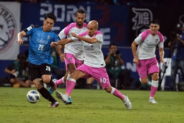 Johor Darul Ta"zim (áo trắng) đứng đầu bảng đấu cùng nhiều đối thủ rất mạnh ở châu Á.